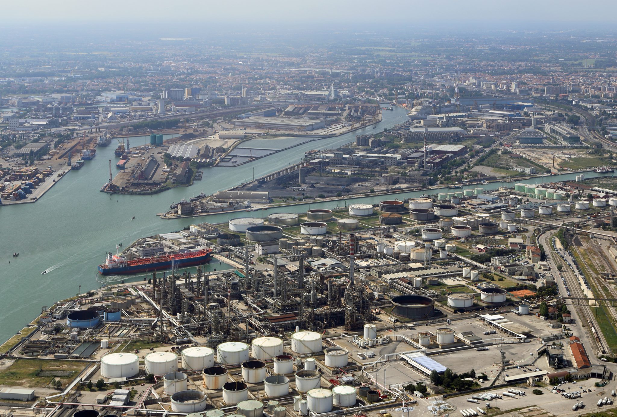 Volkswagen, Bratislava’daki üretim tesisinden İtalya’nın Venedik Limanı’na (Marghera) uzanan demiryolu bağlantısı üzerinden Çin’e otomobil sevkiyatı başlattı. Yeni intermodal hat, demiryolu ve denizyolu taşımacılığını entegre ederek sürdürülebilir ve hızlı lojistik çözümler sunuyor.