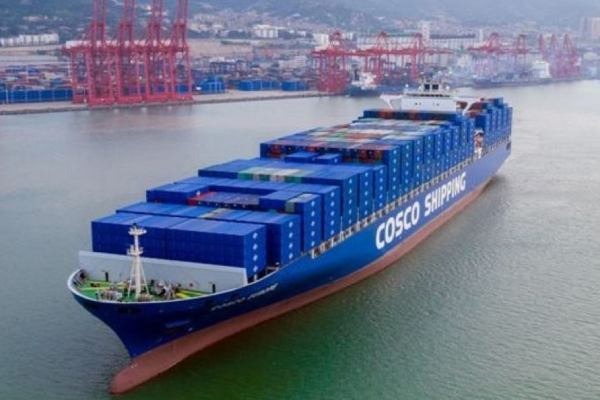 COSCO SHIPPING North America’nın Port of Oakland’da %100 shore power kullanımına geçmesi, Los Angeles–Long Beach limanlarındaki yüksek uyum oranları, elektrikli drayage kamyonları ve ABD liman operasyonlarında emisyon azaltım stratejisinin detaylı özeti