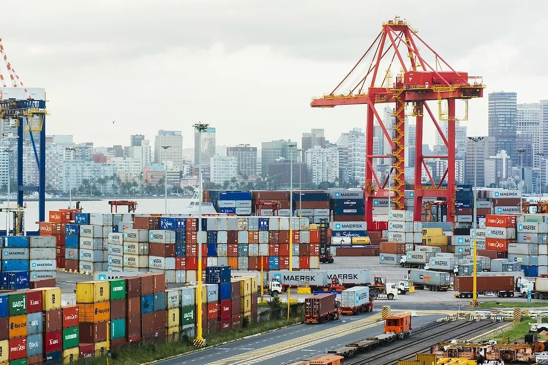 Transnet’in Durban Limanı Pier 2 terminali için Enrique Razon liderliğindeki ICTSI ile imzaladığı Güney Afrika’nın ilk liman özelleştirme anlaşması, 647 milyon dolarlık yatırım, kapasite artışı ve lojistik maliyetlere etkisinin detaylı özeti