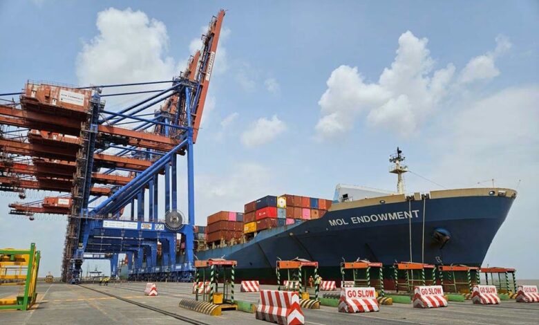 Hindistan, Dubai merkezli DP World ve Danimarkalı APM Terminals (Maersk Group)’ten toplam 7 milyar doların üzerinde yeni yatırım alarak küresel denizcilik ve lojistik gücü olma hedefinde önemli bir adım attı. Yatırımlar, liman kapasitesi, yeşil deniz taşımacılığı ve intermodal bağlantılar üzerine yoğunlaşıyor.