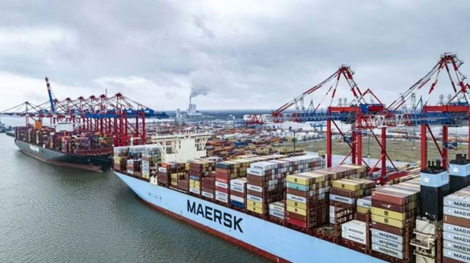 Maersk–Hapag-Lloyd ortaklığındaki Gemini Cooperation, %89’un üzerindeki zamanında varış performansı için premium güvenilirlik ücreti talep etmeyi değerlendiriyor; ancak göndericiler arasında ücretin haklılığı konusunda ciddi görüş ayrılığı oluşmuş durumda.