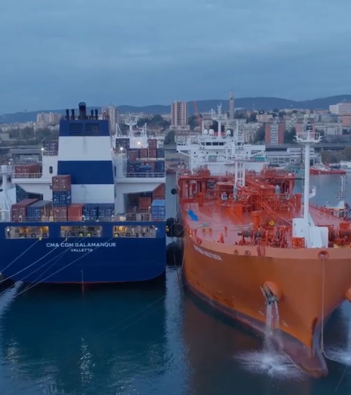 CMA CGM SALAMANQUE, Trieste Limanı’nda Ravenna Knutsen tarafından LNG ile gemiden gemiye ikmal alan ilk konteyner gemisi oldu; operasyon, İtalya’nın LNG bunker altyapısının gelişiminde önemli bir kilometre taşı niteliğinde.