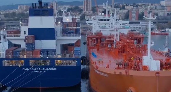 CMA CGM SALAMANQUE, Trieste Limanı’nda Ravenna Knutsen tarafından LNG ile gemiden gemiye ikmal alan ilk konteyner gemisi oldu; operasyon, İtalya’nın LNG bunker altyapısının gelişiminde önemli bir kilometre taşı niteliğinde.