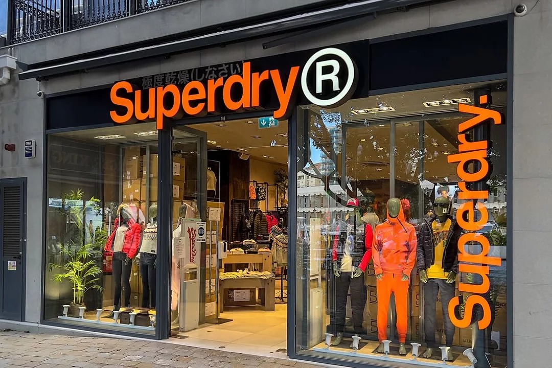 U.K. Advertising Standards Authority’nin Nike, Superdry ve Lacoste’un Google reklamlarında yer alan kanıtsız “sustainable” iddialarını yasaklaması, greenwashing denetiminin sertleşmesi ve tedarik zincirine etkilerinin detaylı özeti