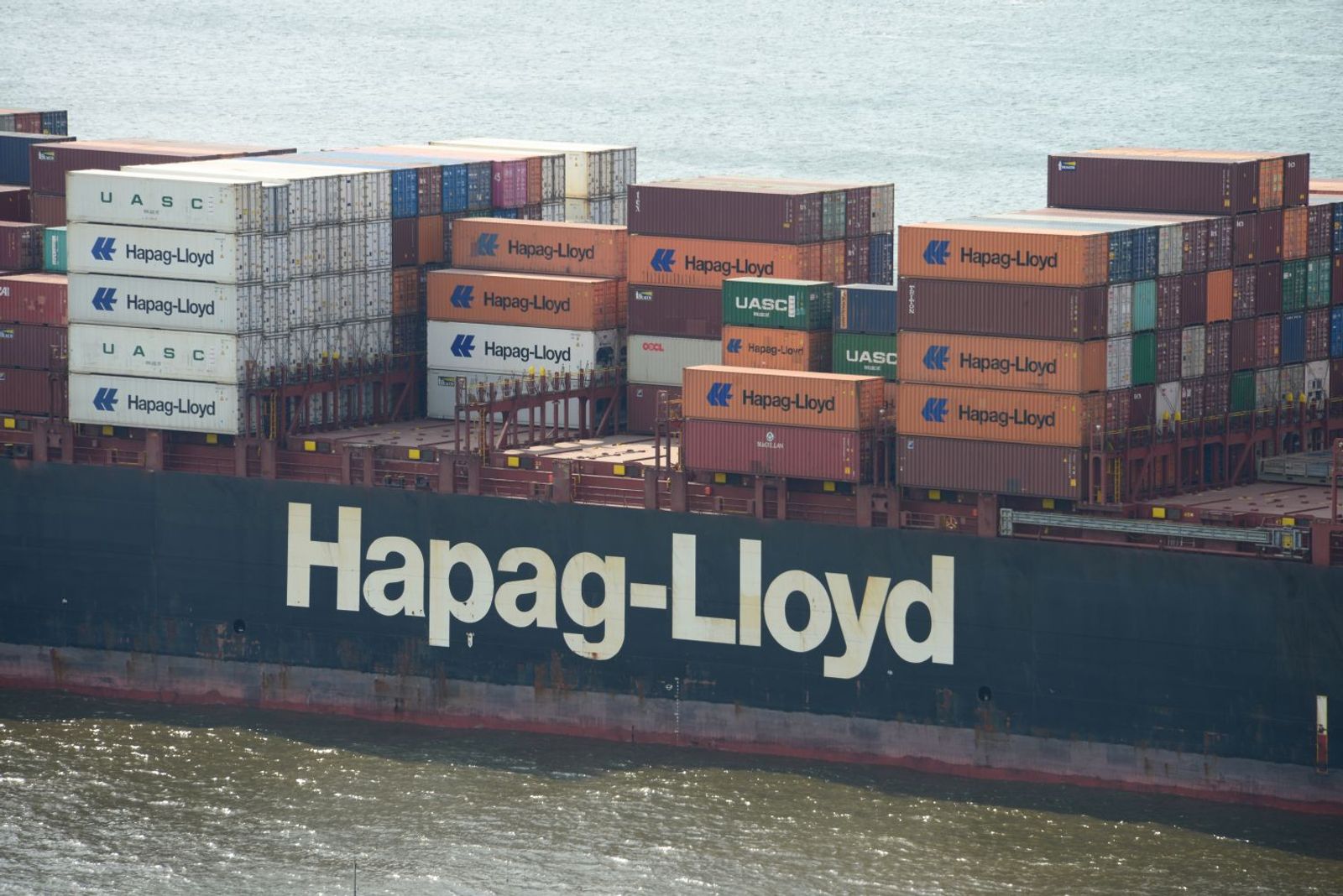 Hapag-Lloyd CEO’su Rolf Habben Jansen, 2026’da konteyner taşımacılığını şekillendirecek iki kritik değişkeni vurguluyor: ABD’de stok yenileme dalgasının ne zaman başlayacağı ve Kızıldeniz–Süveyş geçişlerinin yeniden açılmasıyla küresel rotaların nasıl etkileneceği.