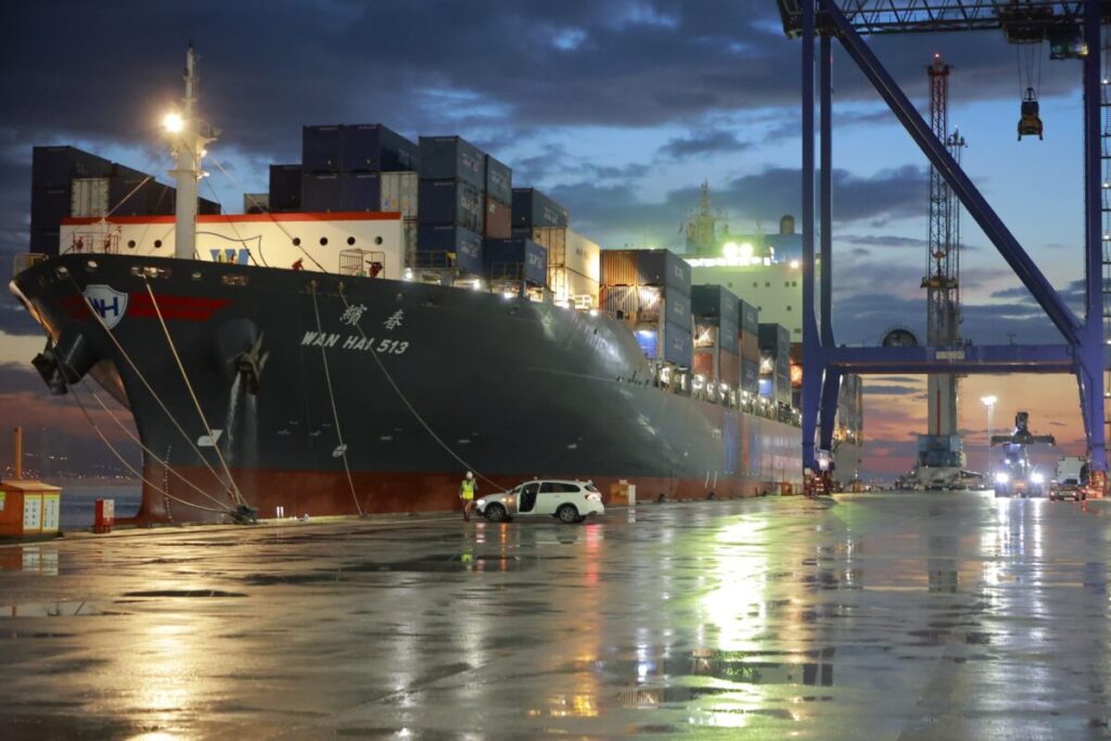 DP World, Tayvan merkezli Wan Hai Lines ile yaptığı anlaşma kapsamında, Uzak Doğu–Doğu Akdeniz (FM1) deniz hattını Türkiye’nin Körfez Terminali üzerinden başlattı. Hat, Çin ve Güneydoğu Asya limanlarını Süveyş Kanalı üzerinden Türkiye’ye haftalık bağlantı ile bağlıyor.