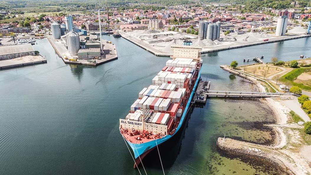 Maersk’in Laura Mærsk gemisinde 50/50 etanol–metanol karışımıyla başlattığı yeni deneme, E10 test sonuçları, çift yakıtlı metanol motorlarının opsiyon genişlemesi ve çoklu yakıt stratejisinin sektörel etkilerine dair kapsamlı özet