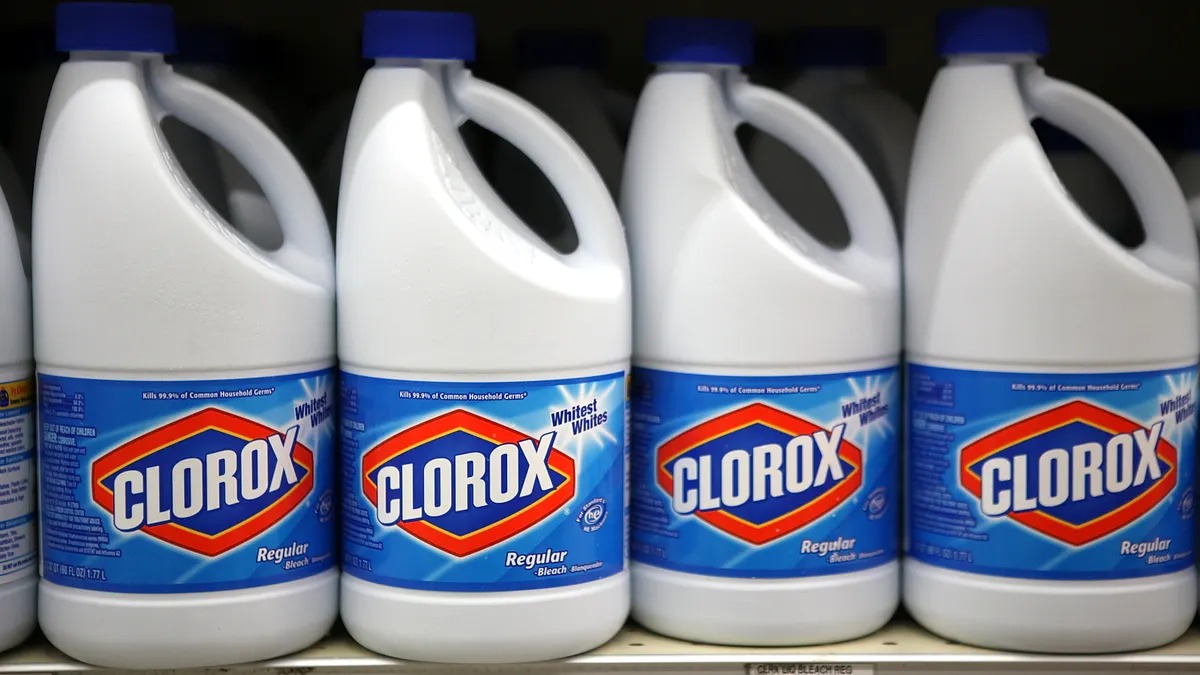 Clorox, ABD tedarik zincirini yeni bir ERP sistemine taşırken yaşanan geçici aksaklıkları önlemek için perakendecilerdeki stok seviyesini 1,5 hafta artırmıştı. Şirket, geçiş kaynaklı stok dengesizliklerini tamamen toparladığını ve yılın geri kalanı için maddi bir risk görmediğini açıkladı.