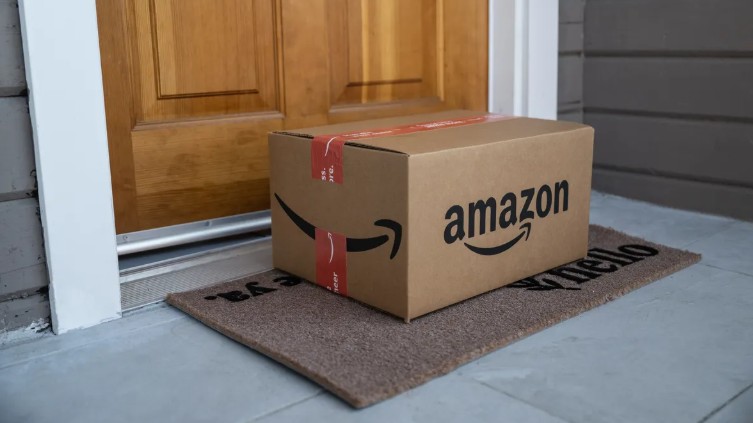 Amazon, ABD Posta Servisi (USPS) ile iş birliği yaparak müşterilerine kapıdan iade imkânı sunmaya başladı. Pilot uygulama, yaz aylarında seçili bölgelerde devreye alındı ve e-ticaret devinin iade sürecini daha hızlı ve kolay hale getirmeyi hedefliyor.