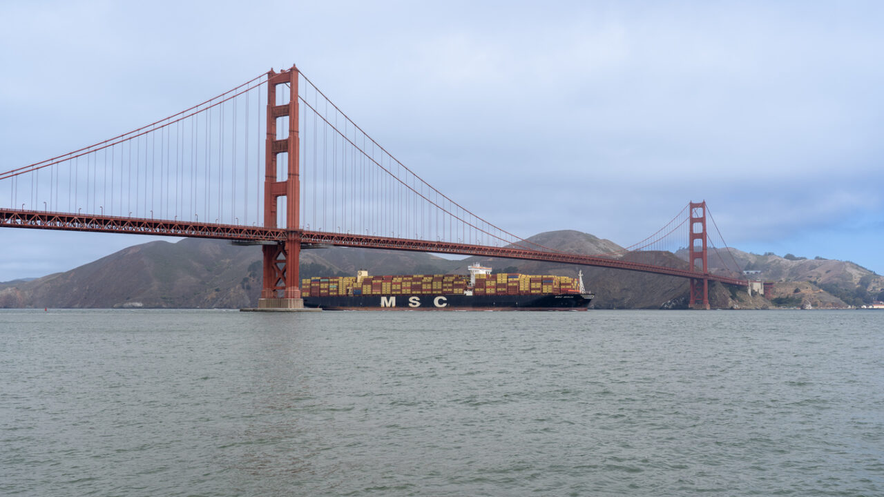 MSC’nin MED–NAEC hattında ultra büyük gemiler konuşlandırarak iki seviyeli filo yapısı oluşturması, Sea-Intelligence analizinde ortaya konan kapasite eğilimleri ve terminal operasyonlarına etkisi üzerine detaylı özet