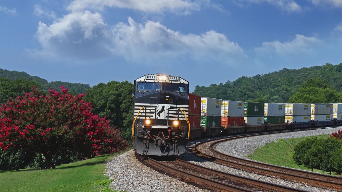 Union Pacific ile Norfolk Southern arasındaki dev demiryolu birleşmesinin intermodal taşımacılık ve kamyonculuk sektörü üzerindeki olası etkileri, uzun mesafe OTR taşımaya baskı, drayage ve son kilometre fırsatları ile sektör görüşlerinin detaylı özeti