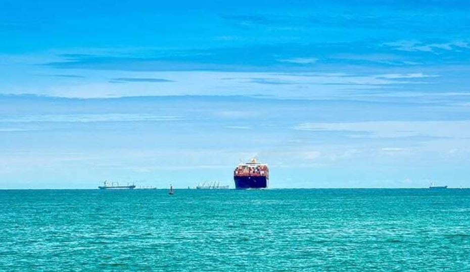 Husilerin saldırılara ara vermesi sonrası Red Sea riskinin azalması, Suez’e kitlesel dönüş yaşanması hâlinde küresel konteyner kapasitesini artırarak navlun fiyatlarında keskin düşüşlere yol açabilir; Xeneta analistleri belirsizliğin hâlen çok yüksek olduğunu vurguluyor.