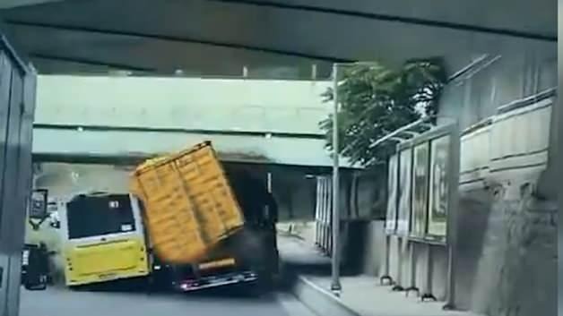 Bakırköy Rauf Orbay Caddesi’nde alt geçide çarpan TIR dorsesinin devrilerek BN1 hattındaki İETT otobüsünü ezdiği, 6 kişinin yaralandığı kazanın güvenlik kamerası görüntüleri.