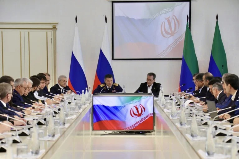 Rusya ve İran heyetleri, Mahaçkale Limanı’nın modernizasyonu ve Mahaçkale–İran arasında yeni bir konteyner hattı kurulması üzerine görüştü; planlar, Kuzey–Güney Koridoru kapsamında limanın kapasitesinin 2030’a kadar 10 milyon tona çıkarılmasını içeriyor.