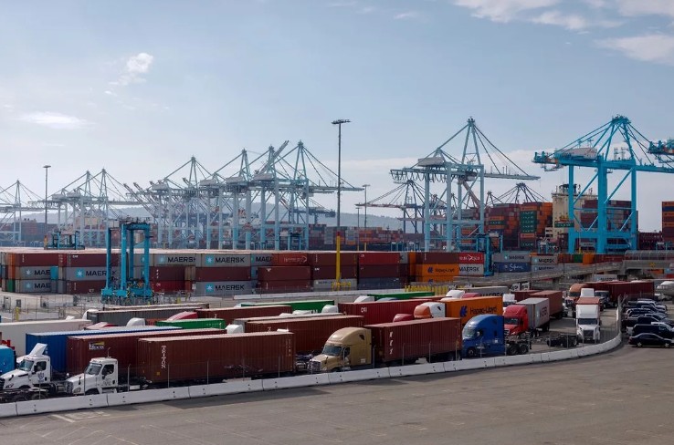 Bloomberg’in haberine göre, Proofpoint tarafından yürütülen siber güvenlik araştırması, hack gruplarının organize suç ağlarıyla iş birliği yaparak lojistik ve taşımacılık şirketlerinden kargo çaldığını ortaya koydu. Bu yeni tehdit, küresel tedarik zincirinde milyarlarca dolarlık kayba yol açabilir.