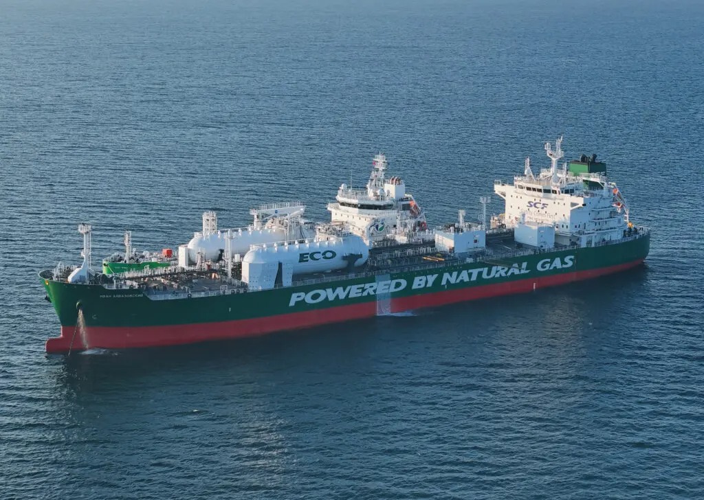Sovcomflot’un Zvezda tersanesinde inşa edilen LNG-ready MR tanker “Ivan Aivazovsky”yi teslim alması ve buz şartlarında ürün taşımacılığı için geliştirilen yeni tanker sınıfının teknik özelliklerini anlatan detaylı haber özeti