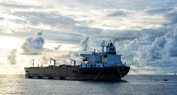 ABD’nin Rosneft ve Lukoil’e yönelik yaptırımları yürürlüğe girince yaklaşık 48 milyon varil Rus ham petrolü denizde sıkıştı; onlarca tanker yön değiştirerek alternatif liman arıyor.