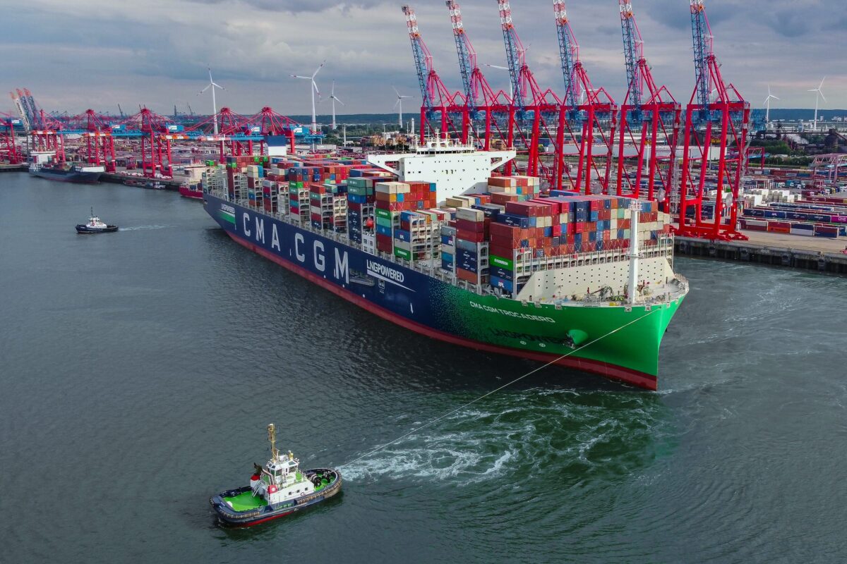 CMA CGM, EUROGATE Container Terminal Hamburg (CTH)’de %20 hisse almak için anlaşma imzalayarak terminal kapasitesinin 4 milyondan 6 milyon TEU’ya çıkarılacağı genişleme projesine katılıyor ve Hamburg’daki Avrupa lojistik ağını güçlendiriyor.