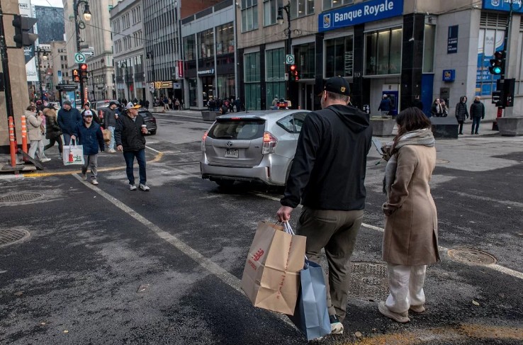 Canadian retail sales slowed markedly in the third quarter of 2025 due to the ongoing trade war with the U.S., slowing population growth, and consumer caution. Automotive sales in particular showed a sharp decline due to the impact of U.S. tariffs.