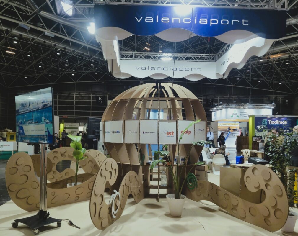 Valenciaport, Ecofira 2025’te açıkladığı yeni çevre stratejisinde Net Zero Planı, yenilenebilir enerji, shore-power (OPS), alternatif yakıtlar, yeşil koridorlar ve Sagunto’daki Hydrogen Valley projeleriyle iklim uyumu ve sürdürülebilir liman hedefini güçlendirdi.