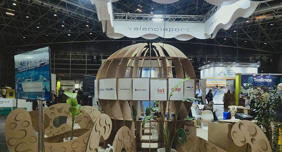 Valenciaport, Ecofira 2025’te açıkladığı yeni çevre stratejisinde Net Zero Planı, yenilenebilir enerji, shore-power (OPS), alternatif yakıtlar, yeşil koridorlar ve Sagunto’daki Hydrogen Valley projeleriyle iklim uyumu ve sürdürülebilir liman hedefini güçlendirdi.