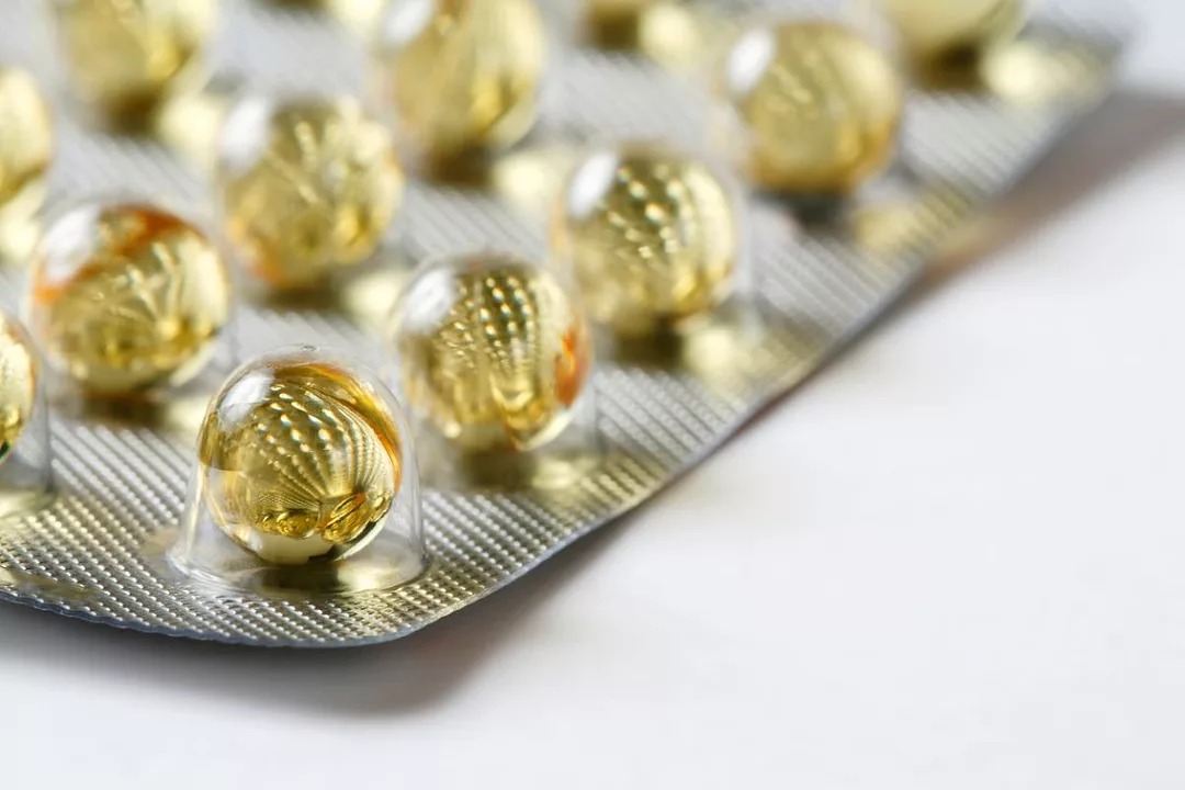 ABD ile AB arasında yapılan ilaç tarifeleri anlaşması, Avrupa'dan gelen ilaçlara %15 vergi ve bazı ürünler için Section 232 muafiyeti getiriyor. Kısa vadede ilaç fiyatlarını ve sigorta primlerini yükseltmesi, uzun vadede ise tedarik zincirinin yeniden yapılandırılmasına yol açması bekleniyor.