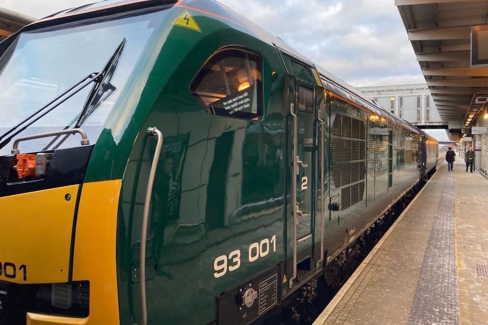 RailFreight.com yazarı Simon Walton’ın analizine göre Birleşik Krallık’ın 2050’ye kadar demiryolu yük taşımacılığında hem net sıfır emisyon hem de %75 büyüme hedeflerine ulaşmasının teknolojik, altyapısal ve operasyonel zorluklarını ele alan kapsamlı değerlendirme