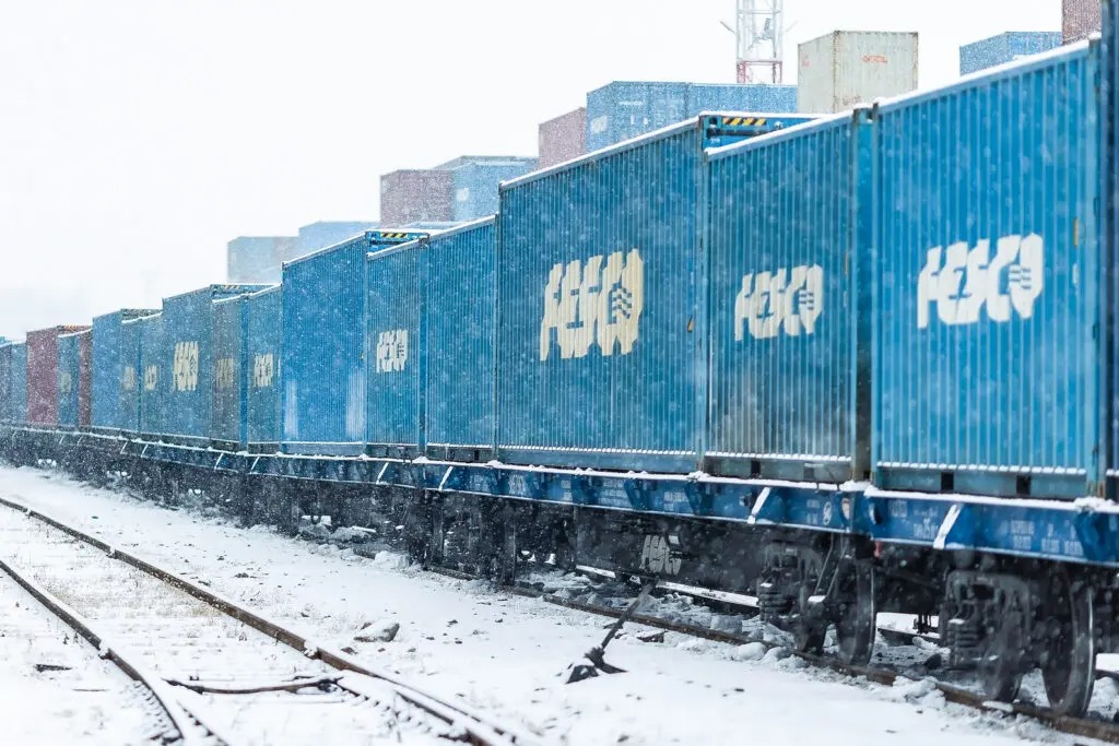 FESCO Taşıma Grubu’nun Krasnoyarsk bölgesinden Vietnam’a konteynerize tahıl ihracatını başlatması, Sibirya tarım üreticileri için yeni pazar açılması, intermodal entegrasyon ve FVDL hattının stratejik rolünün detaylı özeti