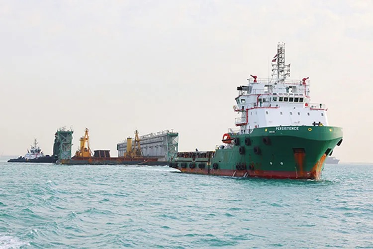 GREEN DOCK 3 adlı dev yüzer havuzun beş römorkör eşliğinde Süveyş Kanalı’ndan 24 saatte gerçekleştirdiği özel geçiş operasyonu, güvenlik prosedürleri, ekonomik etkiler ve global seyrüsefer açısından önemine dair detaylı özet