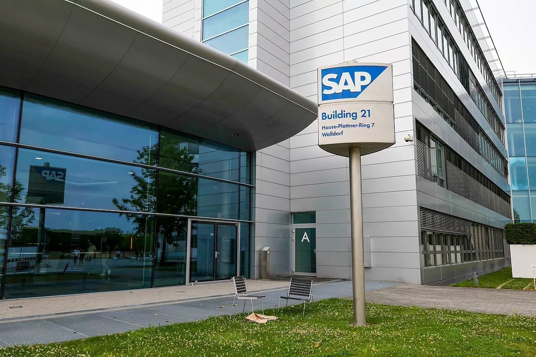 SAP’a karşı o9 Solutions tarafından açılan ticari sır hırsızlığı davasının kapsamı, iddialar, eski yöneticilerin rolü ve tedarik zinciri planlama yazılımları arasındaki rekabetin sektörel etkilerini özetleyen detaylı açıklama.