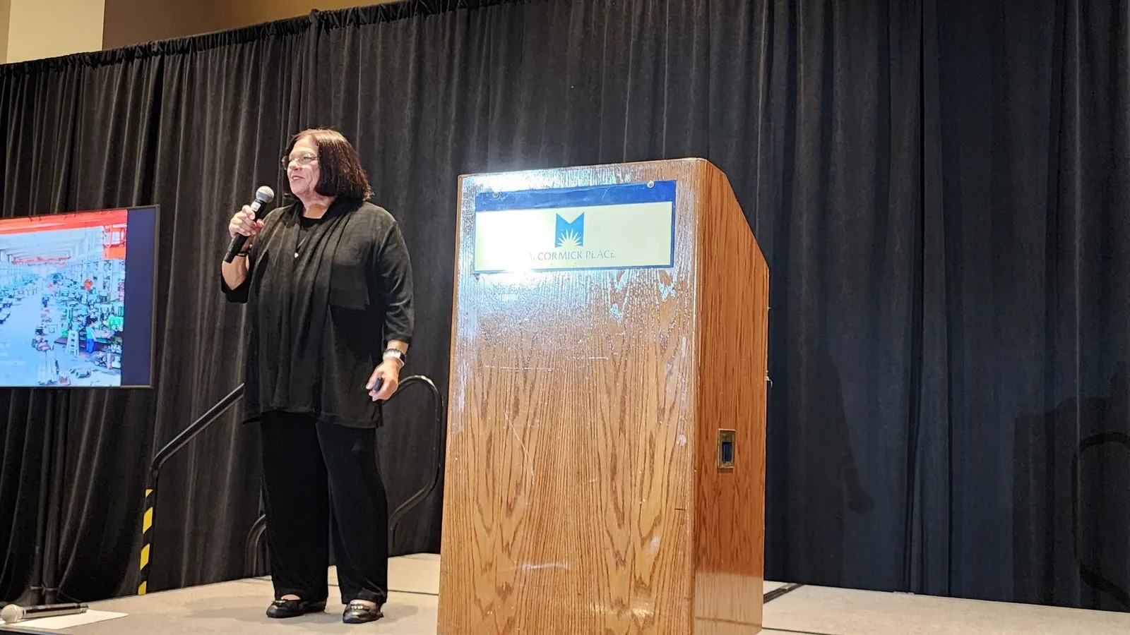 Reshoring Institute Direktörü Rosemary Coates, ABD’nin üretimi geri çekme çabalarında iş gücü beceri açığı, altyapı eksikliği, yüksek maliyetler ve fabrika kapasitesi yetersizliği nedeniyle kısmi ama sınırlı bir dönüşün mümkün olduğunu; asıl fırsatın sofistike, otomasyon ağırlıklı üretimde olduğunu vurguluyor.