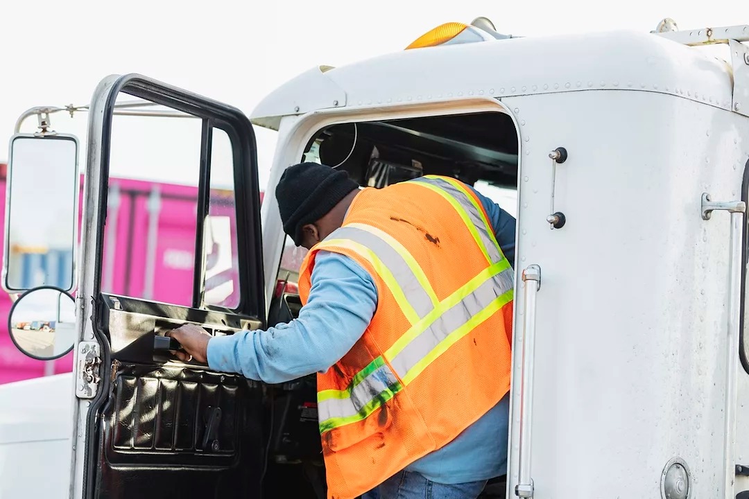 Trump yönetiminin Pennsylvania’nın göçmen tır şoförlerine yönelik CDL verme sürecini yasa dışı ilan ederek 75 milyon dolarlık federal fonu kesmekle tehdit etmesi, PennDOT’un bu iddiaları reddetmesi, federal gözetim süreçleri, DHS tutuklaması ve eyalet–federal çekişmenin ABD ulaştırma ve tedarik zinciri güvenliğine etkileri.