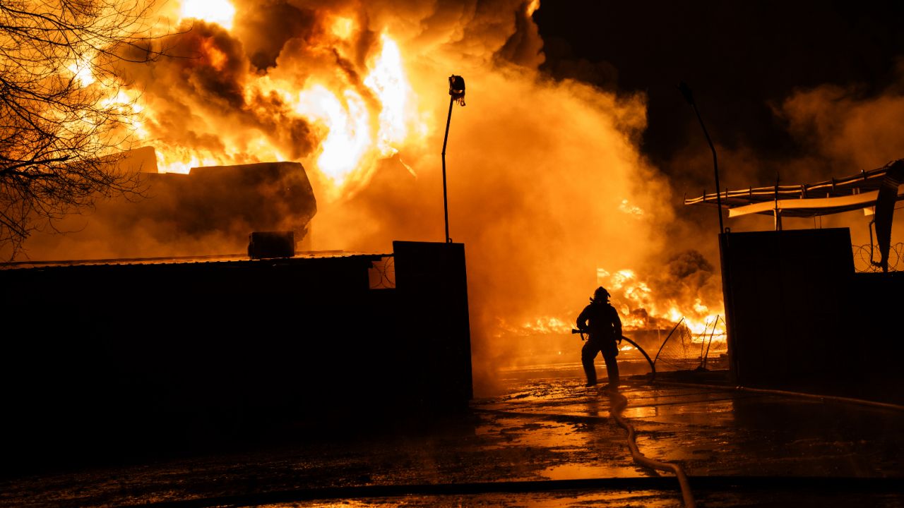 Ukrayna’nın Novorossiysk’e düzenlediği füze ve drone saldırısı, Rusya’nın Karadeniz limanında petrol yüklemelerini durdurdu; küresel arzın %2’si geçici olarak kesintiye uğradı ve iki büyük petrol iskelesi hasar aldı.