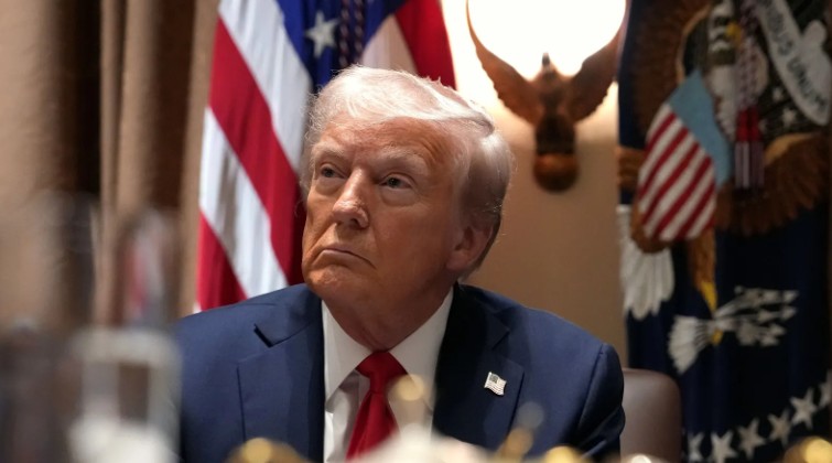 Trump yönetimi 2025 boyunca çok sayıda karşılıklı (reciprocal) tarife ve inceleme başlattı; ülke bazlı oranlar 7 Ağustos’tan itibaren geçerli olurken, AB, Japonya ve Güney Kore ile anlaşma/çerçeve mutabakatları açıklandı, Çin ile ise Ekim sonunda ateşkes sinyali geldi.