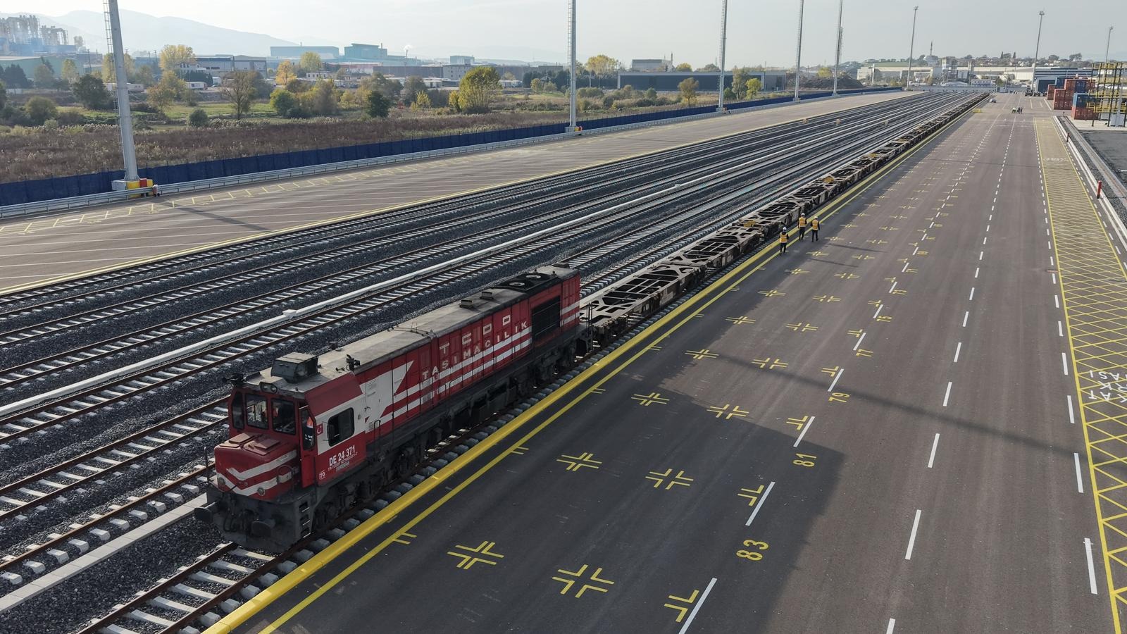 Railport’un METRANS operatörlüğündeki ilk treniyle faaliyete geçmesi, terminalin kapasitesi, altyapısı, intermodal avantajları ve Türkiye–Avrupa yük taşımacılığına etkilerinin detaylı özeti.
