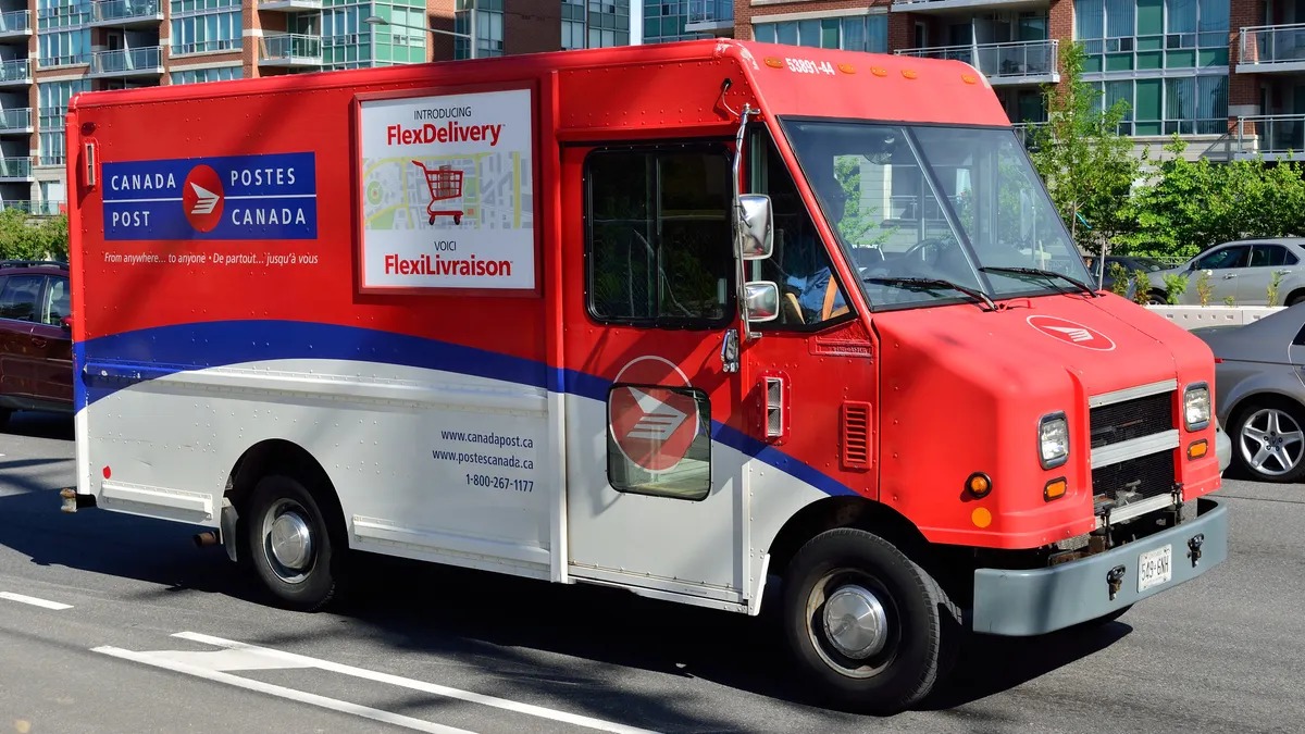 Canada Post çalışanlarının uyguladığı rotating strikes (döner grevler), tatil sezonu yaklaşırken teslimatlarda öngörülemeyen gecikme riski oluşturuyor. Uzmanlar, işletmelerin müşteri iletişimini güçlendirmesini, alternatif taşıyıcılar eklemesini ve büyük şehirlerde güçlü yerel teslimat ortakları bulundurmasını öneriyor.