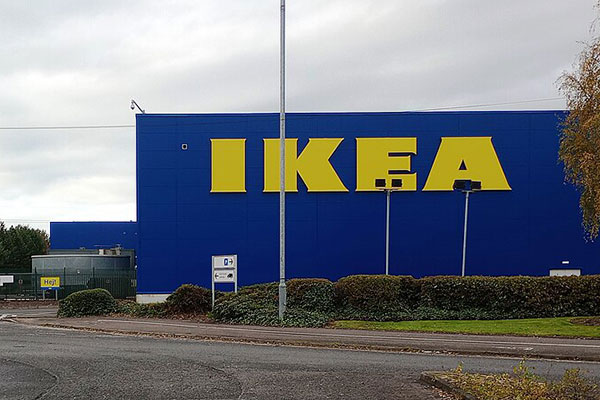 IKEA’nın artan tarifeler ve lojistik maliyetler karşısında ABD’de yerel üretimi büyütme kararı, teslimat hızını artırma hedefi, tedarik zinciri risklerini azaltma stratejisi ve ABD lojistik altyapısıyla entegrasyonunun detaylı özeti