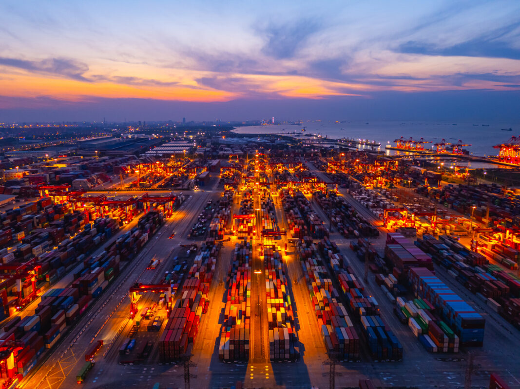 Çin’in Şanghay Limanı, Eylül ayında 4.83 milyon TEU elleçleyerek 2025’te toplam 41.5 milyon TEU’ya ulaştı; Ningbo-Zhoushan ve diğer büyük Çin limanları da güçlü çift haneli büyüme kaydetti.