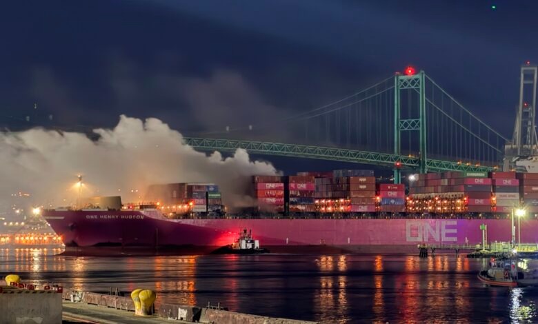 ONE Henry Hudson adlı 8.212 TEU’luk konteyner gemisinde Los Angeles Yusen Terminali’nde çıkan yangının seyri, acil müdahale detayları, tehlikeli maddeler nedeniyle artan risk ve liman operasyonlarının etkileri.