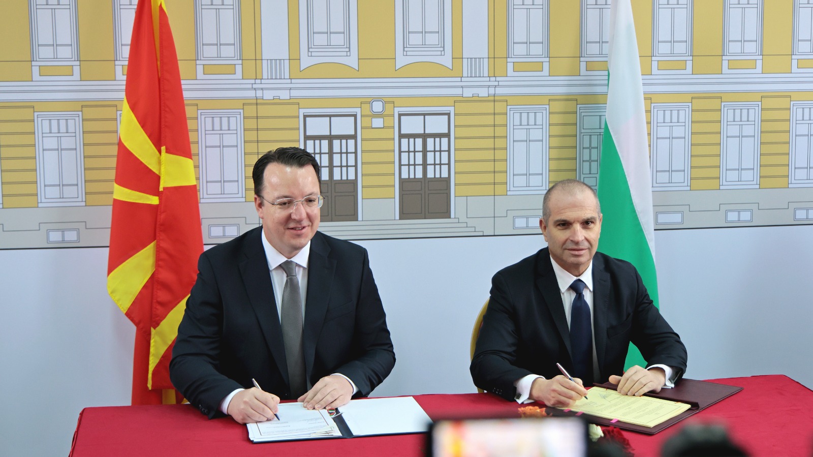 Bulgaristan ve Kuzey Makedonya, Deve Bair Dağı’nın altından geçecek bir demiryolu tüneli inşa ederek iki ülke arasında tarihte ilk kez demiryolu sınır geçişi oluşturacak olan anlaşmayı imzaladı; proje, Koridor VIII’in tamamlanmasında kritik bir adım.