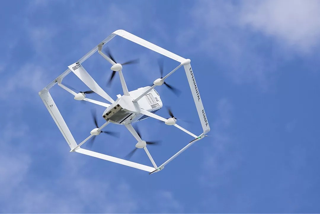 Walmart’ın Wing iş birliğiyle Atlanta metro bölgesinde drone teslimat hizmetini başlatması, beş dakikanın altındaki teslim süreleri, şehir bazlı ölçeklenme stratejisi ve perakende lojistiğine etkilerinin detaylı özeti