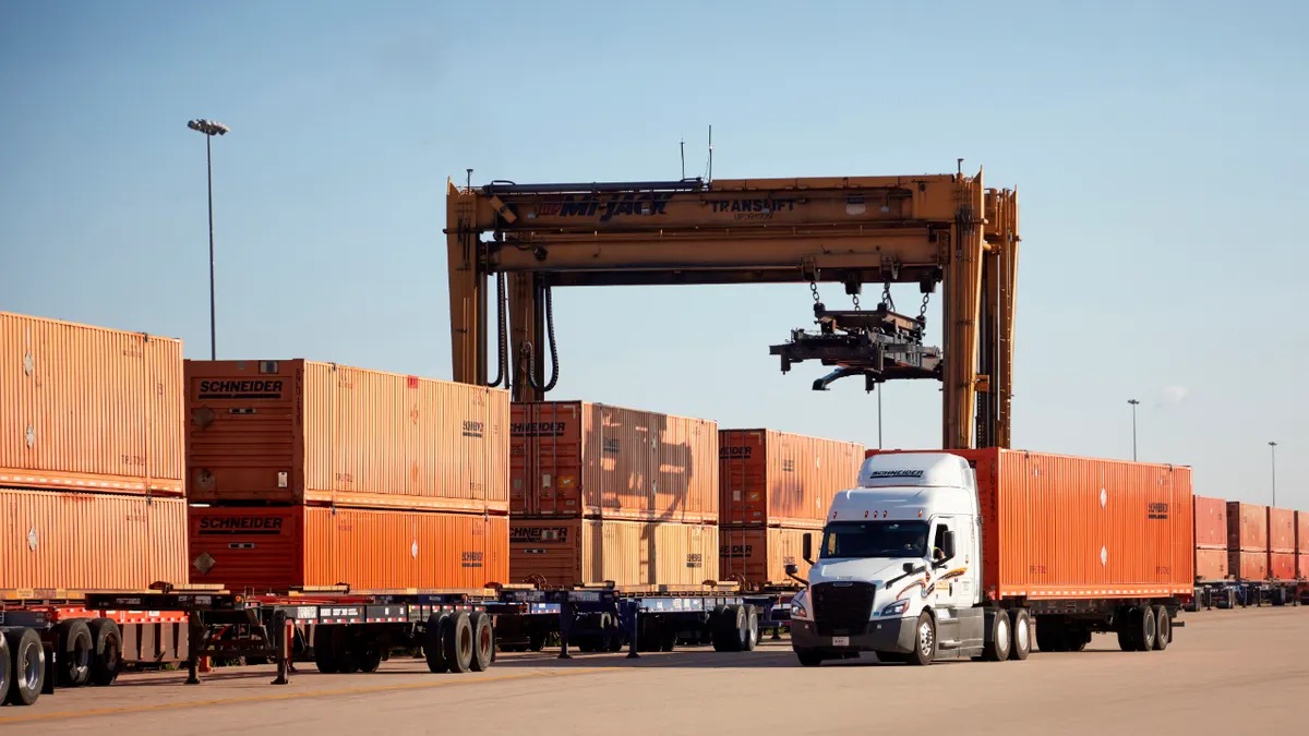 Schneider National, Fast Track adını verdiği yeni premium intermodal demiryolu servisiyle, ABD–Meksika hatlarında rakiplerinden iki güne kadar daha hızlı transit süreleri, %95 zamanında teslimat, öncelikli rail placement, optimize edilmiş drayage ve 24/7 takip sunarak “kamyon hızında intermodal deneyimi” sağlamayı hedefliyor.