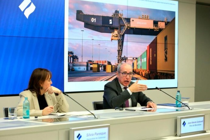 Barselona Limanı’nın eski Llobregat nehir yatağını dönüştürerek inşa edeceği 265 milyon avroluk yeni South Rail Hub projesi, modal shift stratejisi, karbon azaltımı ve Avrupa lojistik altyapısına etkileri üzerine detaylı haber özeti