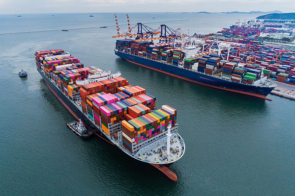 VesselBot’un 73.000+ seferlik analizine göre, 11–15 yaşındaki konteyner gemileri, rota seçimi, yükleme ve hız optimizasyonu sayesinde yeni filolardan daha düşük emisyon üretiyor; büyük ve tam yüklü gemiler küçük gemilere kıyasla çok daha verimli.