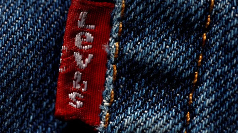 Levi’s, sahip olduğu depoları kademeli olarak kapatarak kiralık tesislere geçişini tamamlamak üzere. Yeni model, doğrudan tüketiciye satış (DTC) kanallarına daha esnek ve verimli hizmet sunmayı hedefliyor.