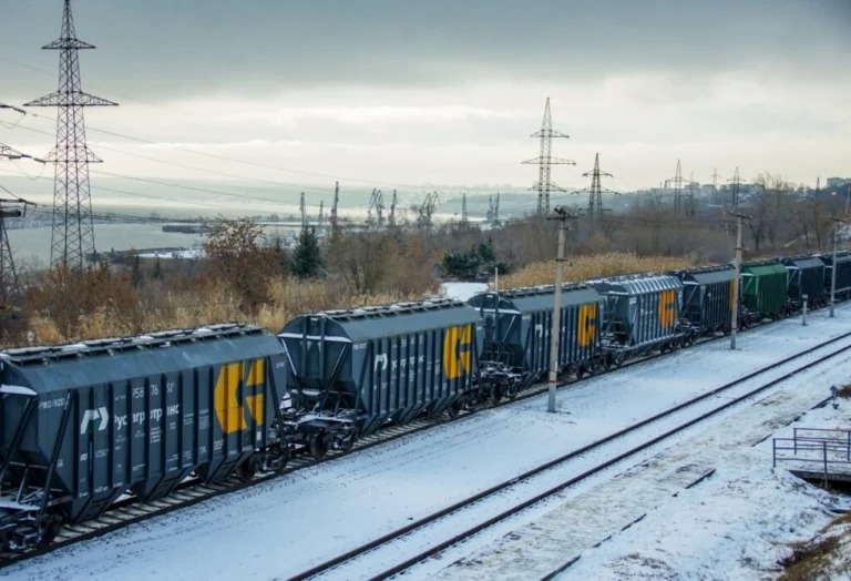 Rusya’dan Ermenistan’a yapılan 1.050 tonluk ilk buğday sevkiyatı, 1990’lardan beri kapalı olan Azerbaycan transit hattının yeniden açılmasıyla mümkün oldu; RZD yıl sonuna kadar 132 vagon daha göndermeyi planlıyor.