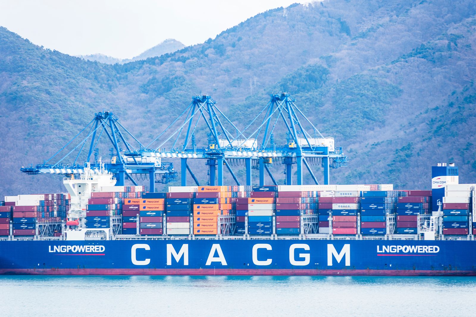 Uluslararası Denizcilik Örgütü (IMO)’nun karbonsuzlaşma gündeminde yaşanan belirsizliklere rağmen, LNG (Sıvılaştırılmış Doğal Gaz), konteyner hatları arasında en yaygın tercih edilen alternatif yakıt konumuna geldi. LNG ile çalışan gemi siparişleri, 2023 sonundaki 194’ten 2025 ortasında 362’ye yükseldi.