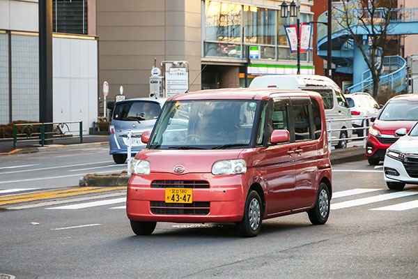 Trump yönetiminin ABD’de küçük ölçekli “tiny car” araçların üretimine yeşil ışık yakması, Japon kei car modelinden esinlenen yaklaşım, regülasyon belirsizlikleri ve otomotiv üreticilerinin temkinli tutumunun detaylı özeti