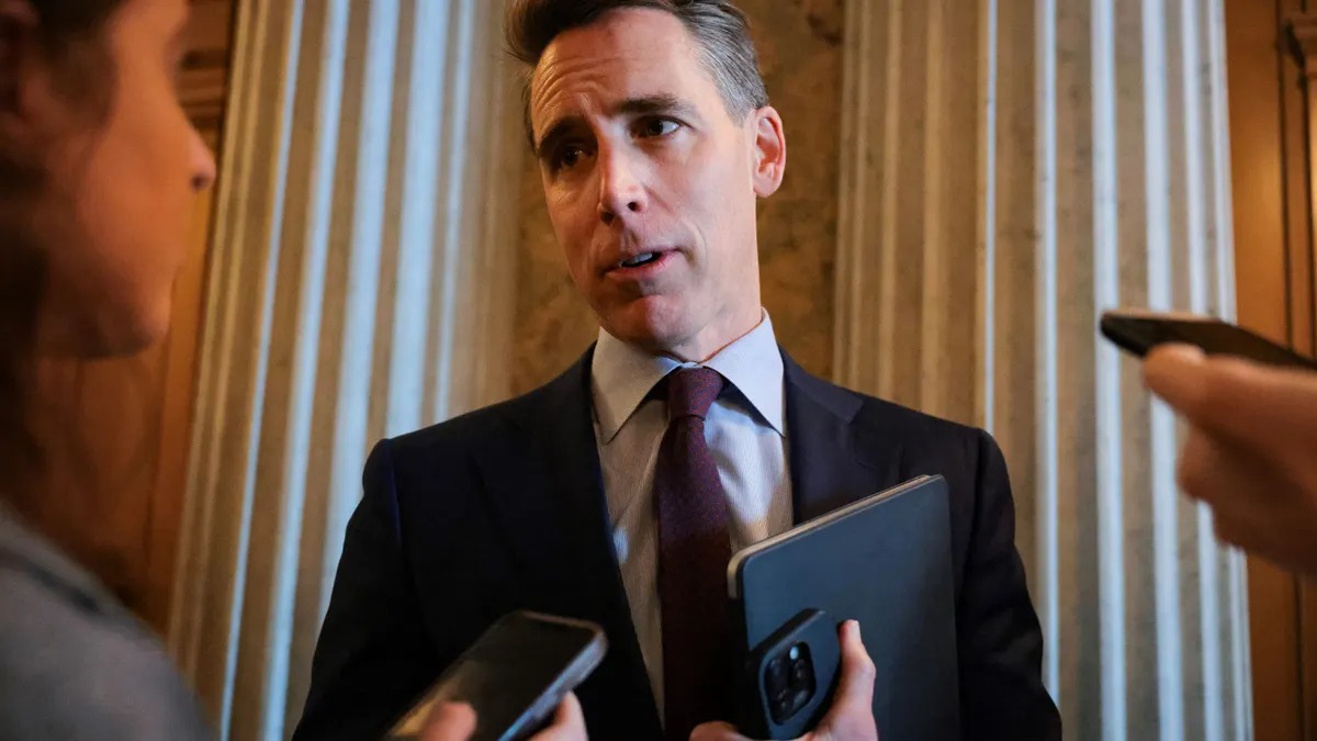 Senatörler Josh Hawley ve Mark Warner’ın sunduğu AI-Related Job Impacts Clarity Act, büyük ölçekli işverenlere ve federal kurumlara yapay zekâ kaynaklı işten çıkarmaları ABD Çalışma Bakanlığı’na bildirme zorunluluğu getiriyor; yasa ayrıca AI’nin iş gücü üzerindeki etkilerine ilişkin kamuya açık raporlama öngörüyor.