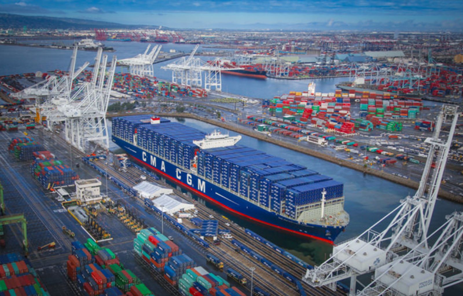 CMA CGM, Benjamin Franklin (17.859 TEU) ve Sorbonne (23.112 TEU) adlı Ocean Alliance megaship’lerini Süveyş–Kızıldeniz rotasında iki yıl sonra ilk kez yeniden denemekte; bu hareket, bölgenin temkinli şekilde normale dönmeye başladığına işaret etmekte.